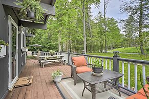 Welcoming Poconos Retreat w/ Deck & Pool Access