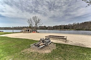 Welcoming Poconos Retreat w/ Deck & Pool Access