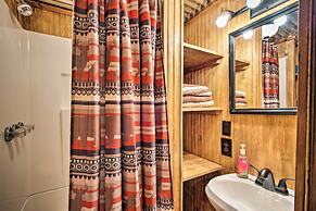 Relaxing Hochatown Cabin w/ Deck & Hot Tub!