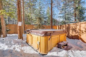 Luxury Keystone Cabin w/ Hot Tub, 1 Mi to Lifts!