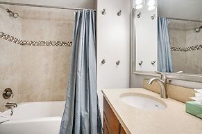 Luxury Keystone Cabin w/ Hot Tub, 1 Mi to Lifts!