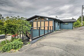 Bright & Airy Home w/ Sweeping View + Hot Tub