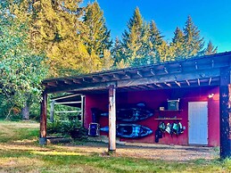 100-year-old Farmhouse w/ Hot Tub on 5 Acres!