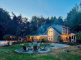 100-year-old Farmhouse w/ Hot Tub on 5 Acres!