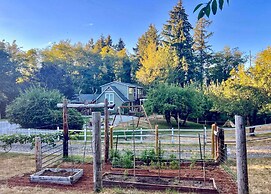 100-year-old Farmhouse w/ Hot Tub on 5 Acres!