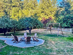 100-year-old Farmhouse w/ Hot Tub on 5 Acres!