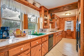 Country Escape: Log Cabin Near Kentucky Lake!