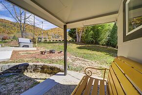 Bright Farmhouse w/ Hot Tub & Mountain View!