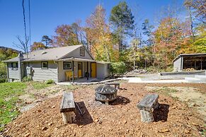 Bright Farmhouse w/ Hot Tub & Mountain View!