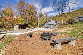 Bright Farmhouse w/ Hot Tub & Mountain View!