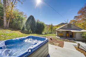 Bright Farmhouse w/ Hot Tub & Mountain View!