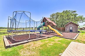 Sunset Ranch w/ Pool & Hot Tub on 29 Acres!