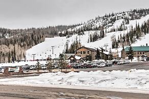 Townhome w/ Mtn View - Walk to Brian Head Lifts!