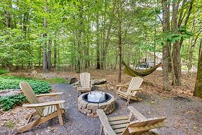 Peaceful Poconos Hideaway: Grill + Fire Pit!