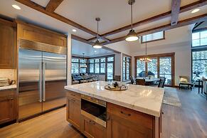 Custom Ski-in/out Chalet With Hot Tub & Wet Bars!