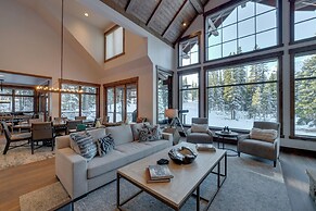 Custom Ski-in/out Chalet With Hot Tub & Wet Bars!