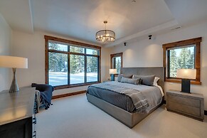 Custom Ski-in/out Chalet With Hot Tub & Wet Bars!