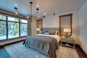 Custom Ski-in/out Chalet With Hot Tub & Wet Bars!