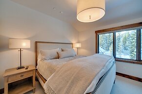 Custom Ski-in/out Chalet With Hot Tub & Wet Bars!