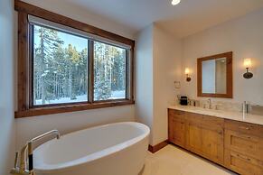 Custom Ski-in/out Chalet With Hot Tub & Wet Bars!