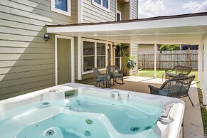 Dog-friendly Live Oak Home: Hot Tub & Fenced Yard