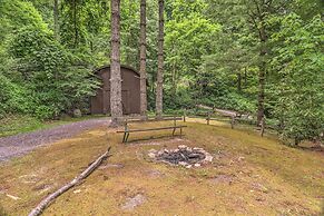 Cozy Maggie Valley Cabin w/ Deck & Private Hot Tub