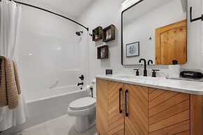 Spacious Mtn Manor, 1 Mi to Brian Head Resort!