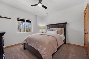 Spacious Mtn Manor, 1 Mi to Brian Head Resort!