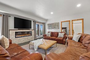 Spacious Mtn Manor, 1 Mi to Brian Head Resort!