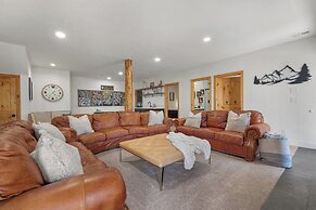Spacious Mtn Manor, 1 Mi to Brian Head Resort!