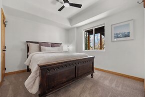 Spacious Mtn Manor, 1 Mi to Brian Head Resort!