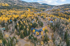 Spacious Mtn Manor, 1 Mi to Brian Head Resort!