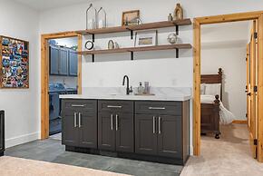 Spacious Mtn Manor, 1 Mi to Brian Head Resort!