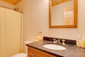 Spacious Cabin: 10 Mi to Sunday River Skiing!