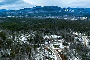 Spacious Cabin: 10 Mi to Sunday River Skiing!