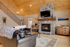 Spacious Cabin: 10 Mi to Sunday River Skiing!
