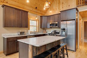 Spacious Cabin: 10 Mi to Sunday River Skiing!