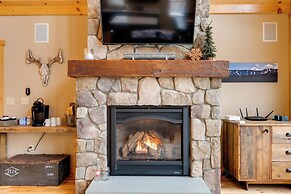 Spacious Cabin: 10 Mi to Sunday River Skiing!