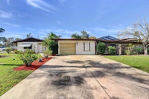 Bradenton Cottage w/ Screened Pool: 12 Mi to Beach