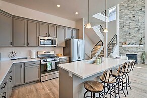 Inviting Hideout Townhome w/ Balcony & Lake Views!