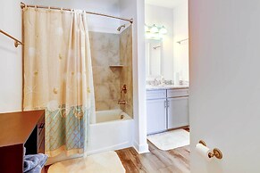 Bright Lewes Condo w/ Balcony, 7 Mi to Beach!