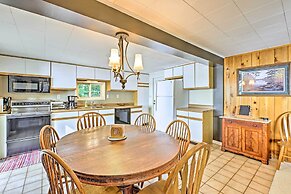 2 Mi to Winery: Le Roy Escape w/ Fire Pit & Views