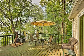 2 Mi to Winery: Le Roy Escape w/ Fire Pit & Views