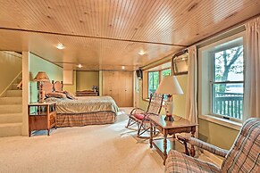 2 Mi to Winery: Le Roy Escape w/ Fire Pit & Views