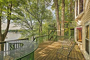 2 Mi to Winery: Le Roy Escape w/ Fire Pit & Views