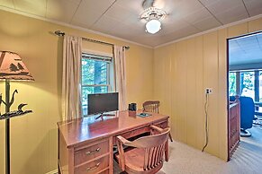 2 Mi to Winery: Le Roy Escape w/ Fire Pit & Views