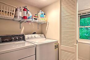 2 Mi to Winery: Le Roy Escape w/ Fire Pit & Views