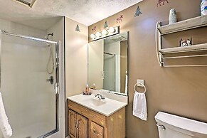 2 Mi to Winery: Le Roy Escape w/ Fire Pit & Views