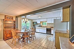 2 Mi to Winery: Le Roy Escape w/ Fire Pit & Views