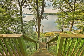 2 Mi to Winery: Le Roy Escape w/ Fire Pit & Views